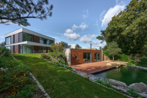 Pohled do zahrady s jezírkem. (Rodinná vila v Brně;  KYZLINK ARCHITECTS)