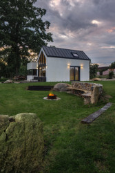 Boq architekti - Dům u rybníka: Střechu pokrývá plech v antracitové barvě