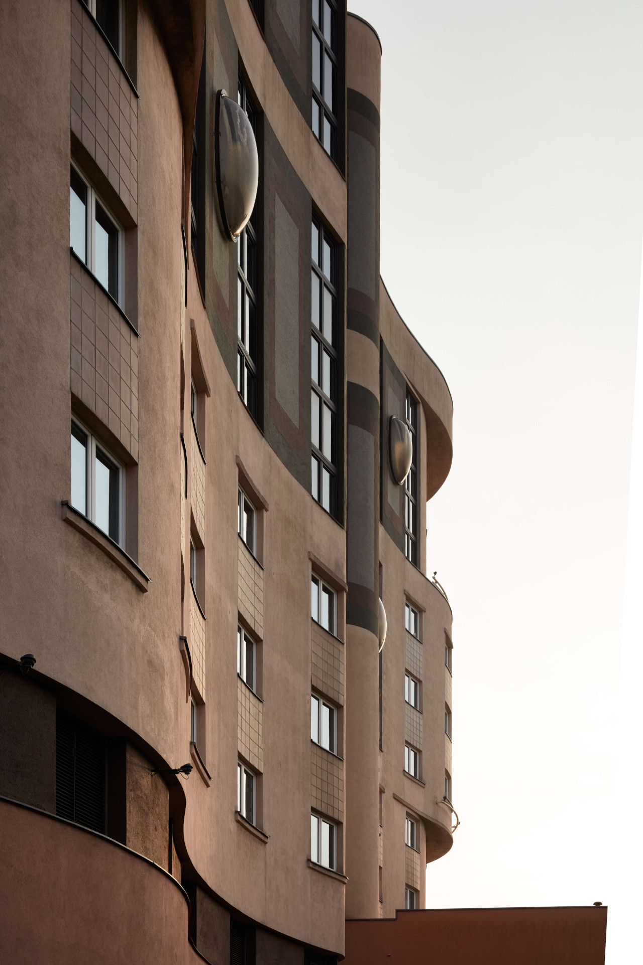 Hotel Don Giovanni byl otevřený 1. května 1995 a hosty vítal velkolepě. Každý večer tu byla třeba laserová show s Mozartovou hudbou, jak to líčili ve Večerní Praze.