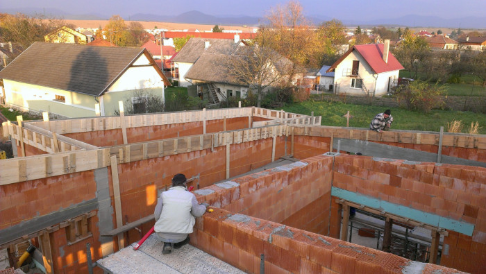 Rodinný dům Svinná u Trenčína, Peter Kasman, při stavbě