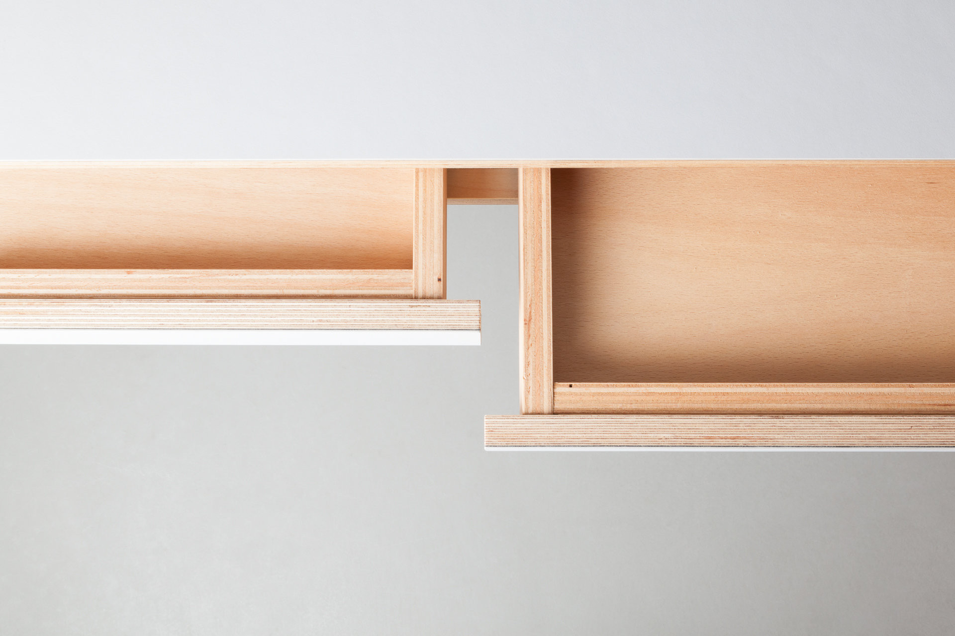 Výškově nastavitelný stůl TAK s úložným prostorem od PROFIL NÁBYTEK