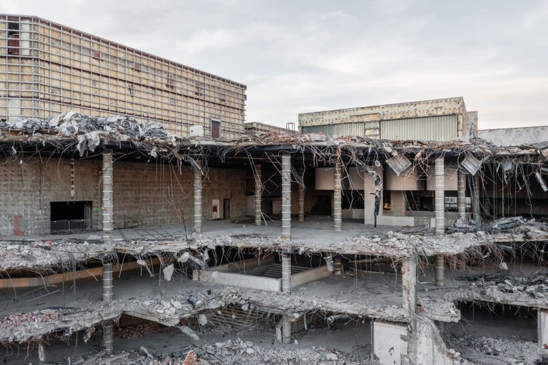 V Bratislavě probíhá demolice poválečného Domu odborů Istropolis, architektonicky hodnotného souboru celkem 4 vzájemně provázaných staveb...