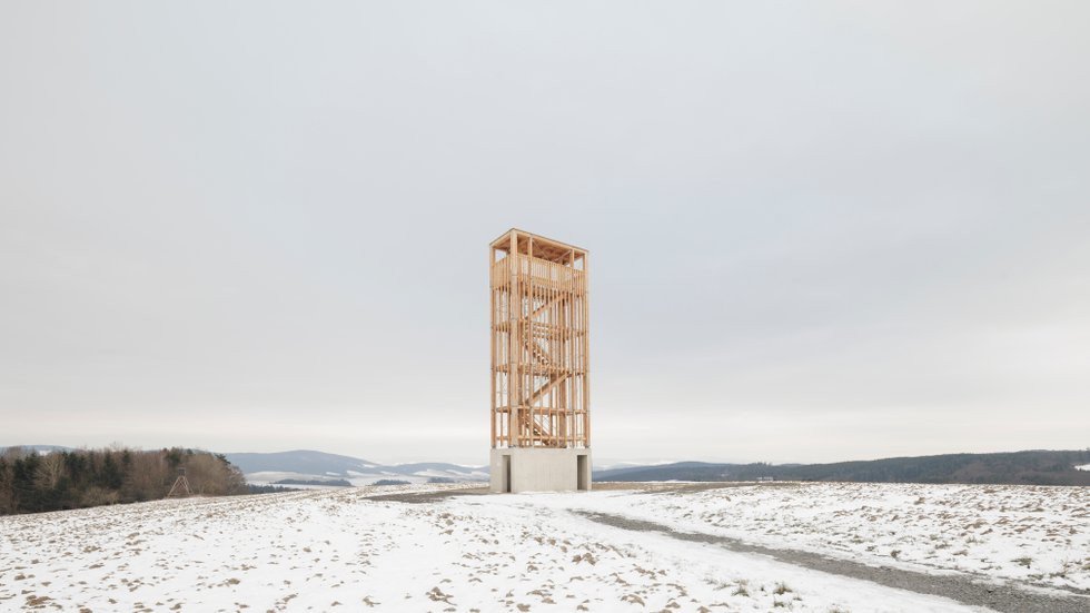 Nová rozhledna u obce Vysoké Pole na Zlínsku u kopce. m.aus architects, 2022