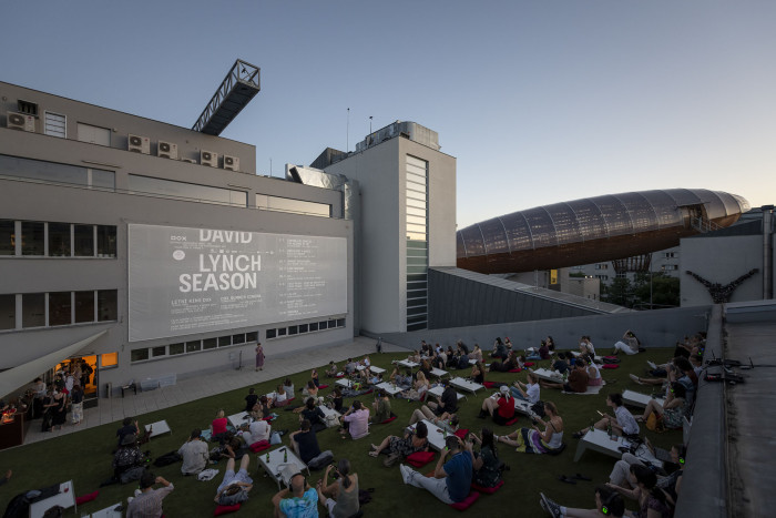 Letní kino na střešní terase DOX+ od Petra Hájka