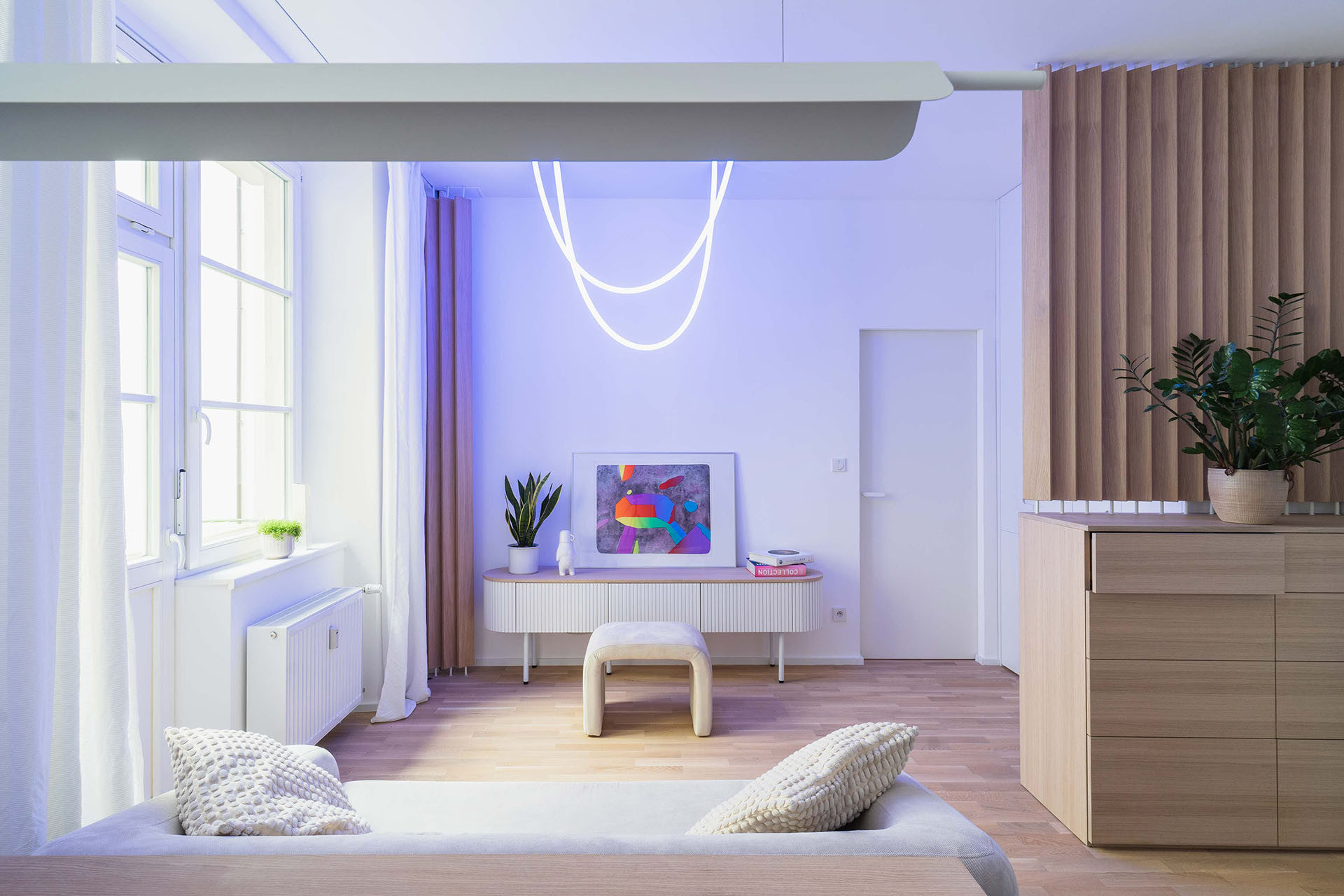 Byt dostal rekonstrukcí novou dispozici - vznikly tak lépe propojené prostory. (Rekonstrukce bytu v Karlíně, Dominik Cvrček)