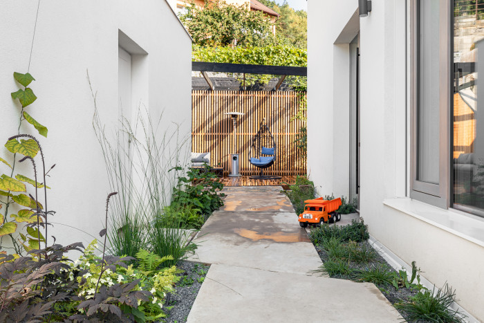 "Dům propojen se zelení" na Praze 9 od studia Iveta Langerová architekti