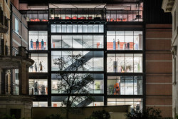 Za sklem se objevily eskalátory s hemžícími se zákazníky. (Rekonstrukce obchodního domu La Rinascente, studio 2050+)