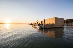 Přistávací molo s kavárnou - foto