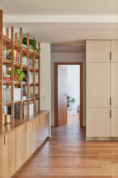 V bytě pro čtyřčlennou rodinu se nachází obývací pokoj spojený s kuchyní, pracovna, ložnice, dětský pokoj a hygienické zázemí. (Rekonstrukce bytu ve Strašnicích, MENU architekti)