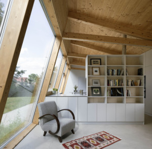 Díky geometrii severní fasády a lineární dispozici proniká denní světlo do celého půdorysu. (Dům se šikmou fasádou; Papundekl architekti)