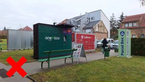 Shluky různorodých boxů vytváří dominantní prvek v prostoru. Nesourodé polepy, stříšky a patky navíc vytváří vizuální smog. Zde je okolí boxů "vylepšeno" ještě áčkovým reklamním poutačem.