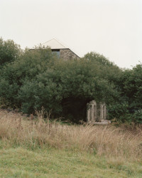 Ateliér TYPE proměnil opuštěnou kamennou stodolu poblíž britského Devonu na rodinné bydlení