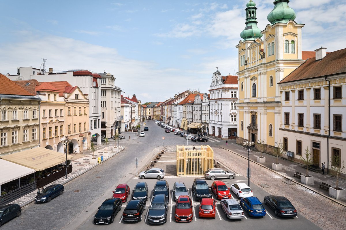 V Hradci Králové si připomínají 800 let od první zmínky o městě. Při té příležitosti vznikla kolem studny na náměstí dřevěná umělecká instalace.