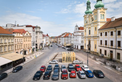V Hradci Králové si připomínají 800 let od první zmínky o městě. Při té příležitosti vznikla kolem studny na náměstí dřevěná umělecká instalace.