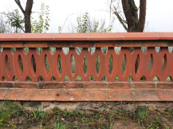 Cihelné zídky postavené z tradičních cihel z Cihelny Kadaň vytváří reprezentativní vstupní prostor, ladící s architekturou domu.