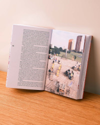 Kniha je výsledkem dlouholetého výzkumu Davida Kašpara, který působil jako nezávislý kulturní producent, ředitel příspěvkové organizace Praha 14 kulturní, organizátor festivalu o umění ve veřejném prostoru Street for Art, vysokoškolský pedagog na DAMU.