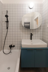 Koupelna je účelně řešena a navazuje na barevné a materiálové řešení bytu. - Rekonstrukce bytu v Praze - Holešovicích, Studio Schwestern.