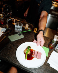 Restaurace Marie B, Olgoj Chorchoj: V Marii B nabízí české recepty v netradičním pojetí. Menu obměňují podle dostupných surovin