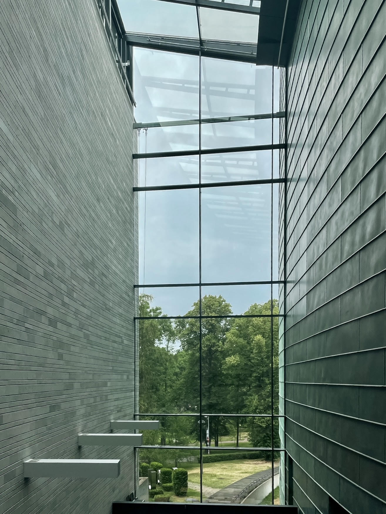 Hlavními materiály je sklo, vápenec a zeleně patinovaná měď. Budova je částečně zapuštěná pod terén, aby nenarušila historický park kolem.