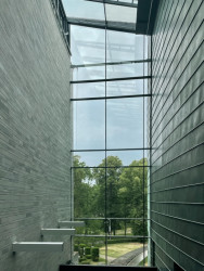 Hlavními materiály je sklo, vápenec a zeleně patinovaná měď. Budova je částečně zapuštěná pod terén, aby nenarušila historický park kolem.