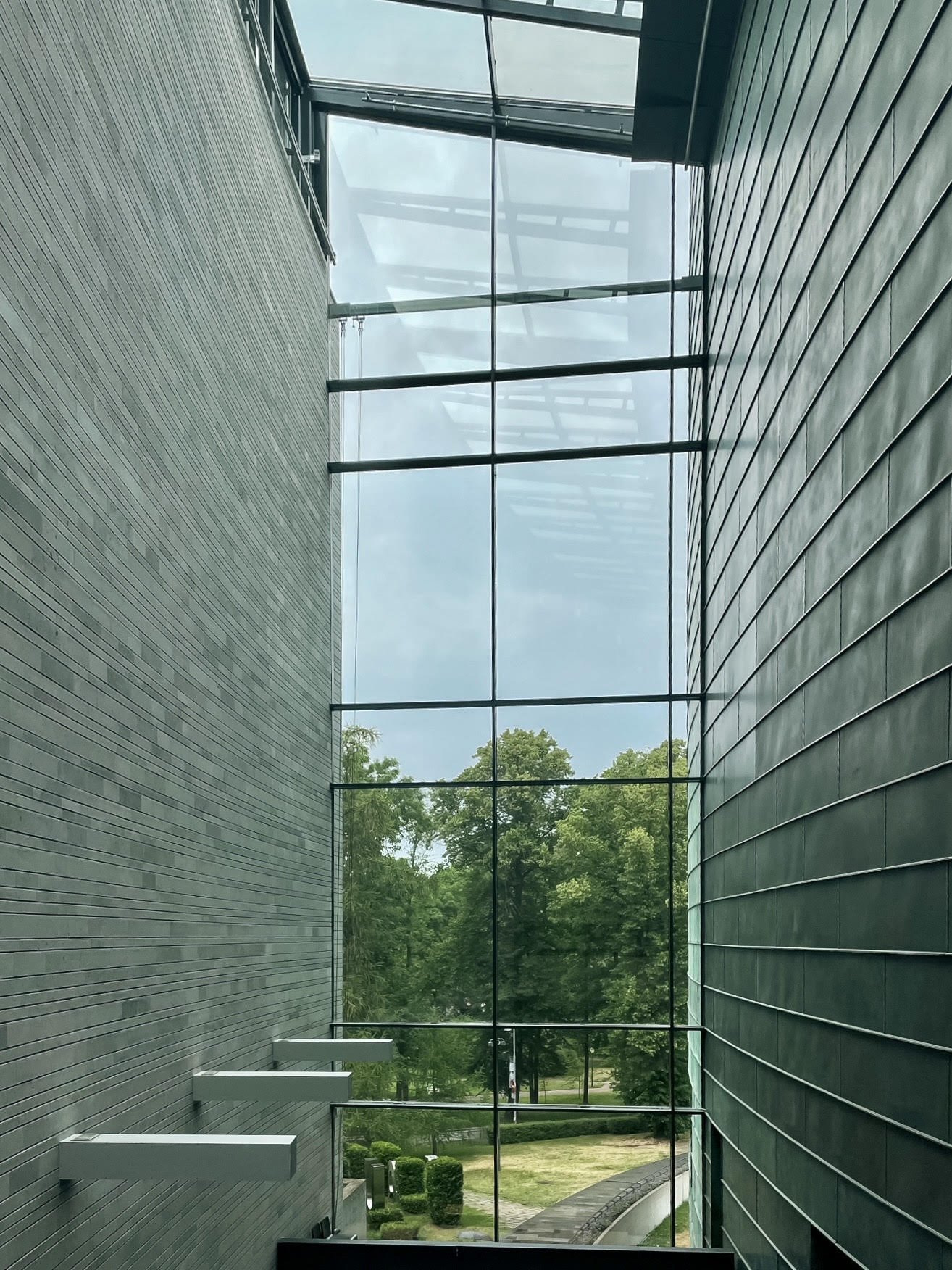 Hlavními materiály je sklo, vápenec a zeleně patinovaná měď. Budova je částečně zapuštěná pod terén, aby nenarušila historický park kolem.