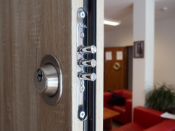 Jak vybrat bezpečnostní vchodové dveře, které podtrhnou design vašeho domu?