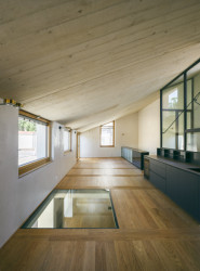 Pohled do interiéru mezonetového bytu (Bytový dům na Malé Straně; architektonický ateliér Ladislava Lábuse)