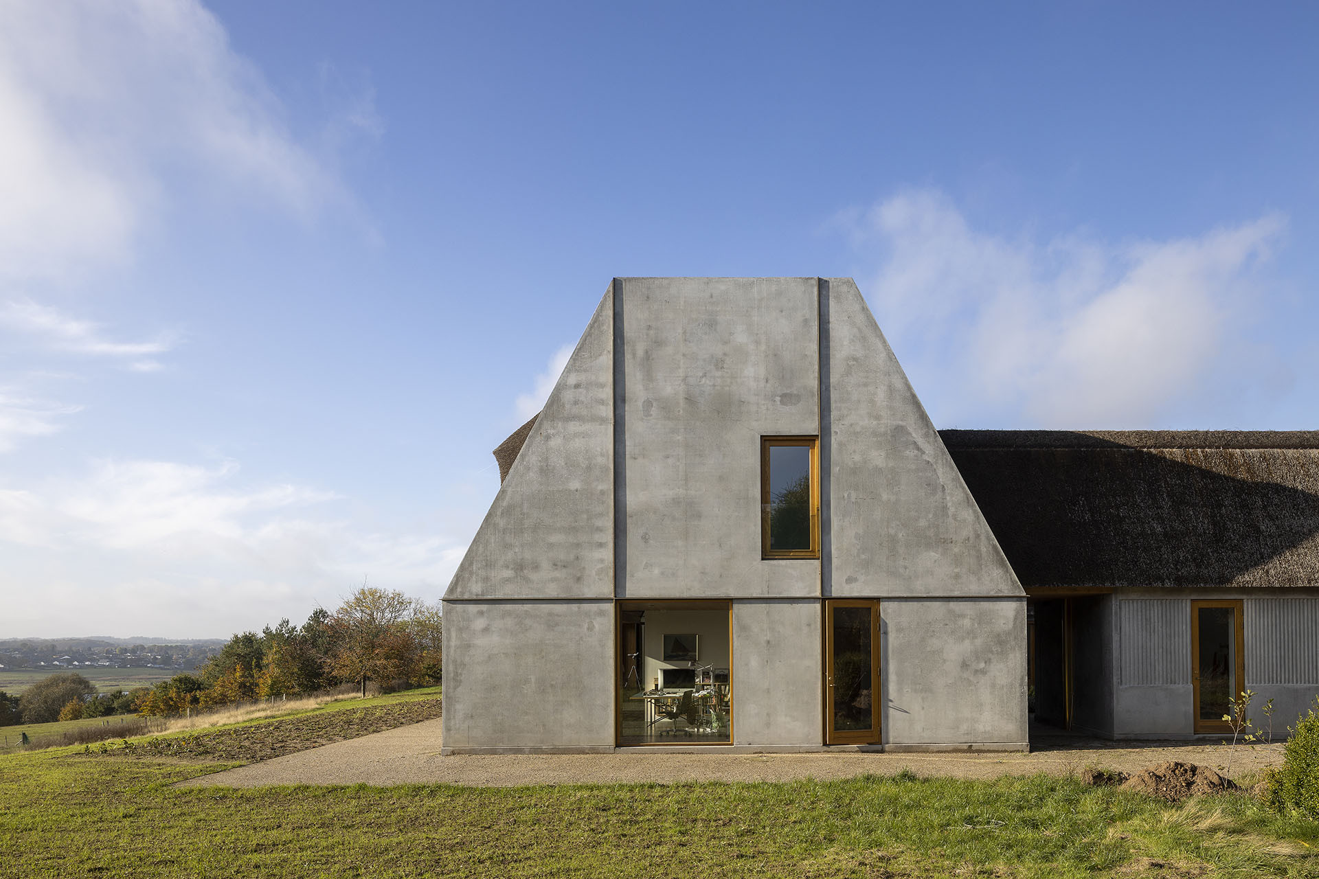 Dům je postavený z betonových panelů. (Åstrup Have, NORRØN Architects)