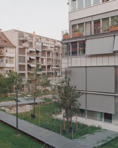 Budova je úmyslně orientovaná do všech stran. Na rozdíl od okolních bloků nevytváří uzavřené vnitrobloky. (Komunitní bydlení v bývalé industriální zóně; Clauss Kahl Merz Atelier)