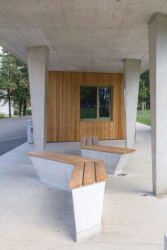 Formálně navazuje na kavárnu. (Park Střed v Mostě, Rehwaldt Landscape Architects + Atelier Hoffman)