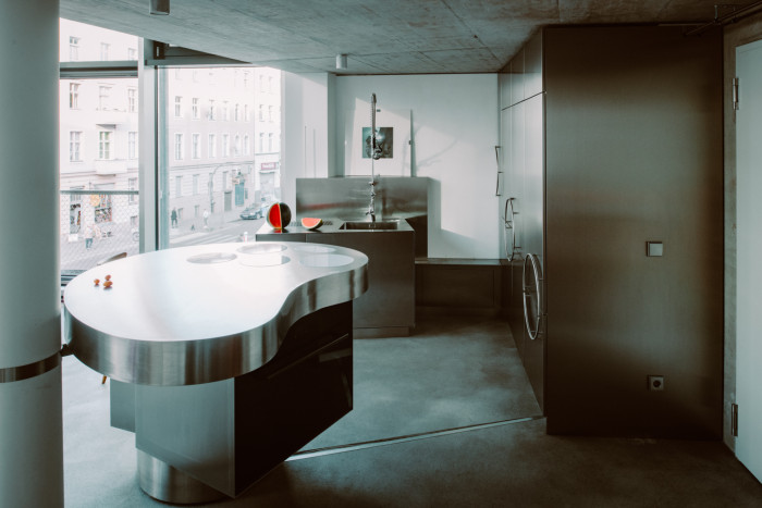 Kuchyně v Building Community Kurfürstenstrasse 142 v Berlíně. Pozoruhodný atypický tvar kuchyňského ostrůvku.