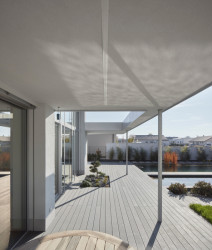 Rodinný dům u Pardubic, 0,5 Studio: Architekti se rozhodli umístit dům na parcelu k ulici a otevřít jej směrem k parcele druhé – se zahradou a biotopem