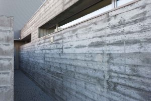 Kamil Mrva Architects, RD v Novém Jičíně, detail fasády 1. NP – foto