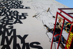 Nový murál v Holešovicích od Nitzan Mintz a Dede Bandaid