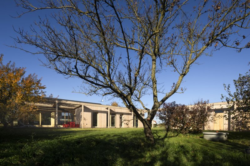 Med Pavlík architekti navrhli úsporný rodinný dům v sadu na Pardubicku