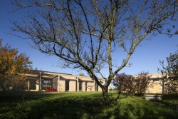 Med Pavlík architekti navrhli úsporný rodinný dům v sadu na Pardubicku