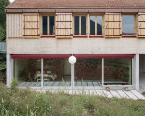 Rodinné komunitní bydlení ve Villy, Madeleine architectes, Studio François Nantermod: Dům zapadá a navazuje na kontext
svého okolí a zároveň vyjadřuje současný charakter