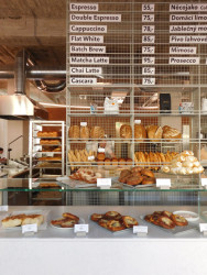 Nachází se v přízemí pekárny, která tu peče už od roku 1960.