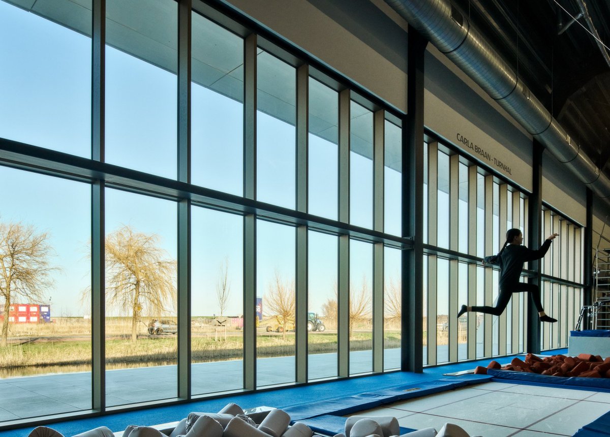 Sportovní hala ETB Sombroek ve městě Edam-Volendam v Nizozemsku od studia Kuiper Steur Architecten