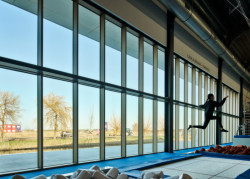 Sportovní hala ETB Sombroek ve městě Edam-Volendam v Nizozemsku od studia Kuiper Steur Architecten