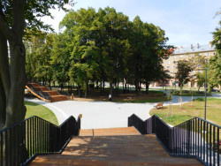 Konce vyhlídky se svažují ve formě širokého schodiště.