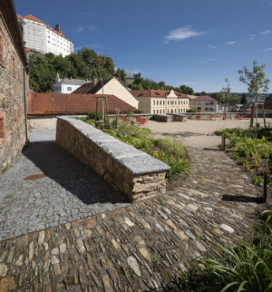 Bezbariérový přístup z městského parteru až na třetí terasu zajištuje rampa podél budovy pivovaru. (Pivovarské terasy; Steiner a Malíková krajinářští architekti, Roman Brychta Architekti)