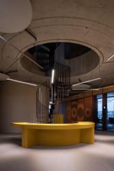 Interiér osmého podlaží Drnu od Studio acht a Vos Interieur