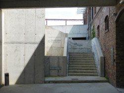 Betonové dostavby v historickém areálu