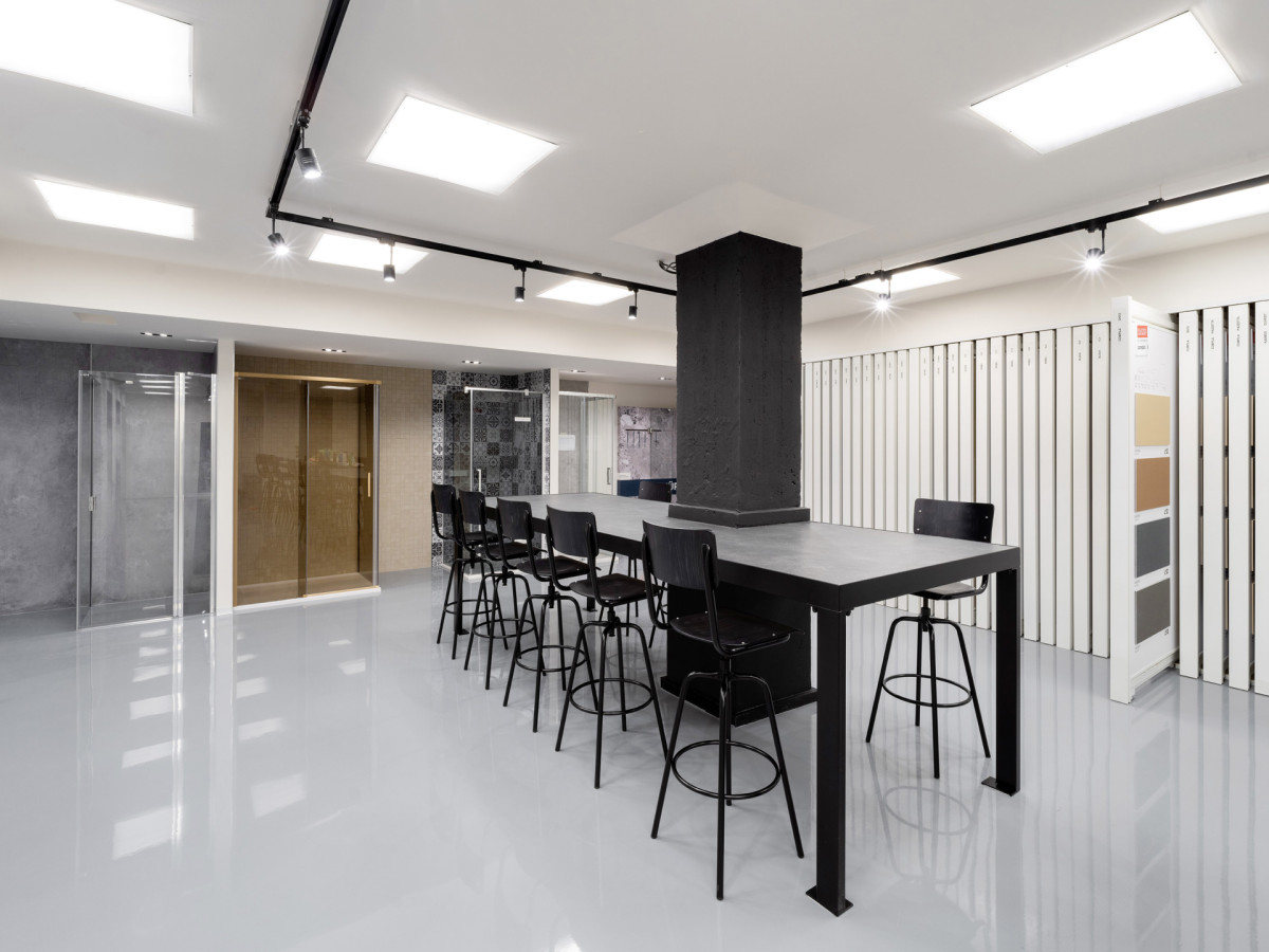 Nové koupelnové studio Hub in Bath v Karlíně vzniklo spojením čtyř výrobců sanitárních produktů.