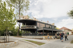 Ve Veselí nad Moravou vzniklo nové Bistro Dog in Dock podobající se lodi. Navrhlo ho architektonické studio Black n’Arch, postavené je z modulů.