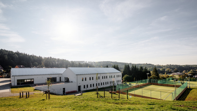 Stojí na kraji obce Ostrov, odkud je to jen kousek do léčebné Císařské jeskyně. (Dětská léčebna se speleoterapií v Ostrově u Macochy; Adam Rujbr Architects)
