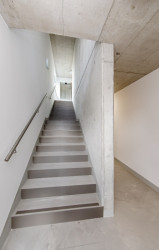 Pohled na schodiště (Bytový dům s nájemními byty na Barrandově, maak, M.A.Tomáš)