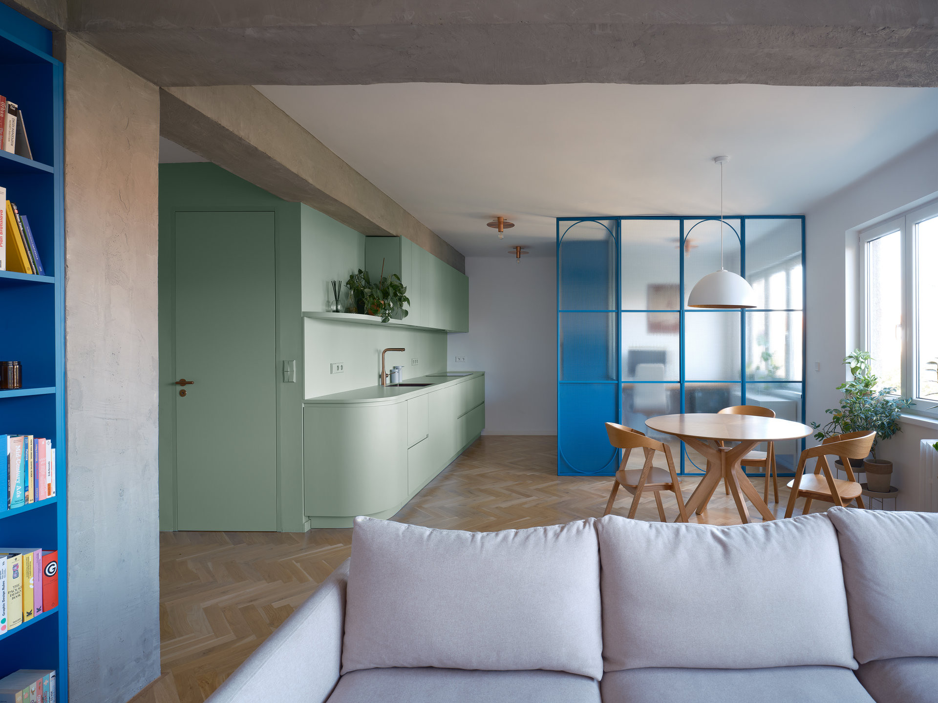 Obývací pokoj, v pozadí pracovna (Rekonstrukce bytu v Holešovicích; B² Architecture)