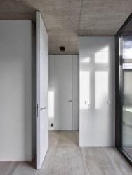 Pohled do interiéru (Rodinný dům v Řepích, Stempel & Tesař architekti)